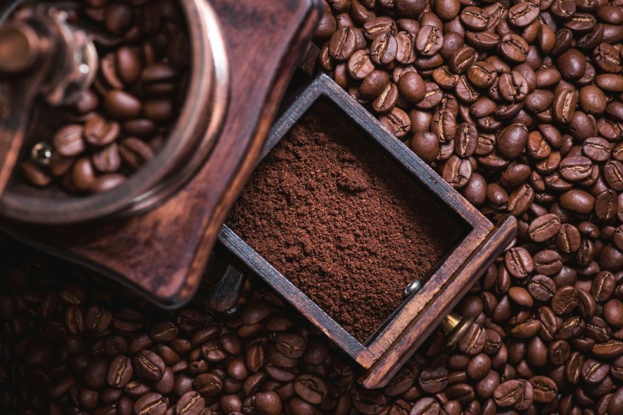 Nahaufnahme von Kaffeebohnen und frisch gemahlenem Kaffee