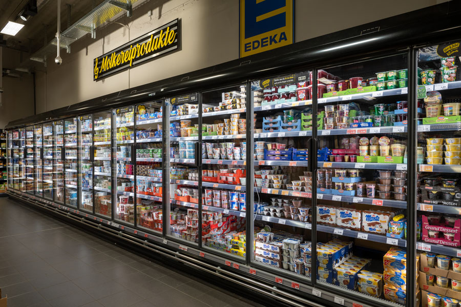 Kühlregal im Supermarkt mit einer großen Auswahl an Molkereiprodukten