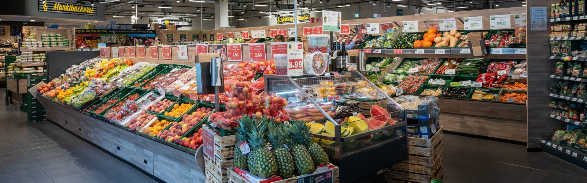 Supermarkt mit Obst- und Gemüseabteilung