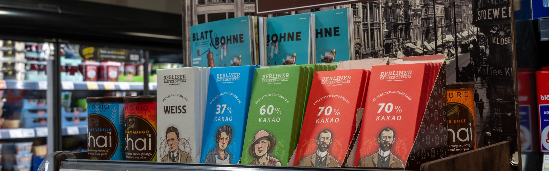 Auslage mit Schokoladentafeln der Berliner Kaffeerösterei im Supermarktregal.